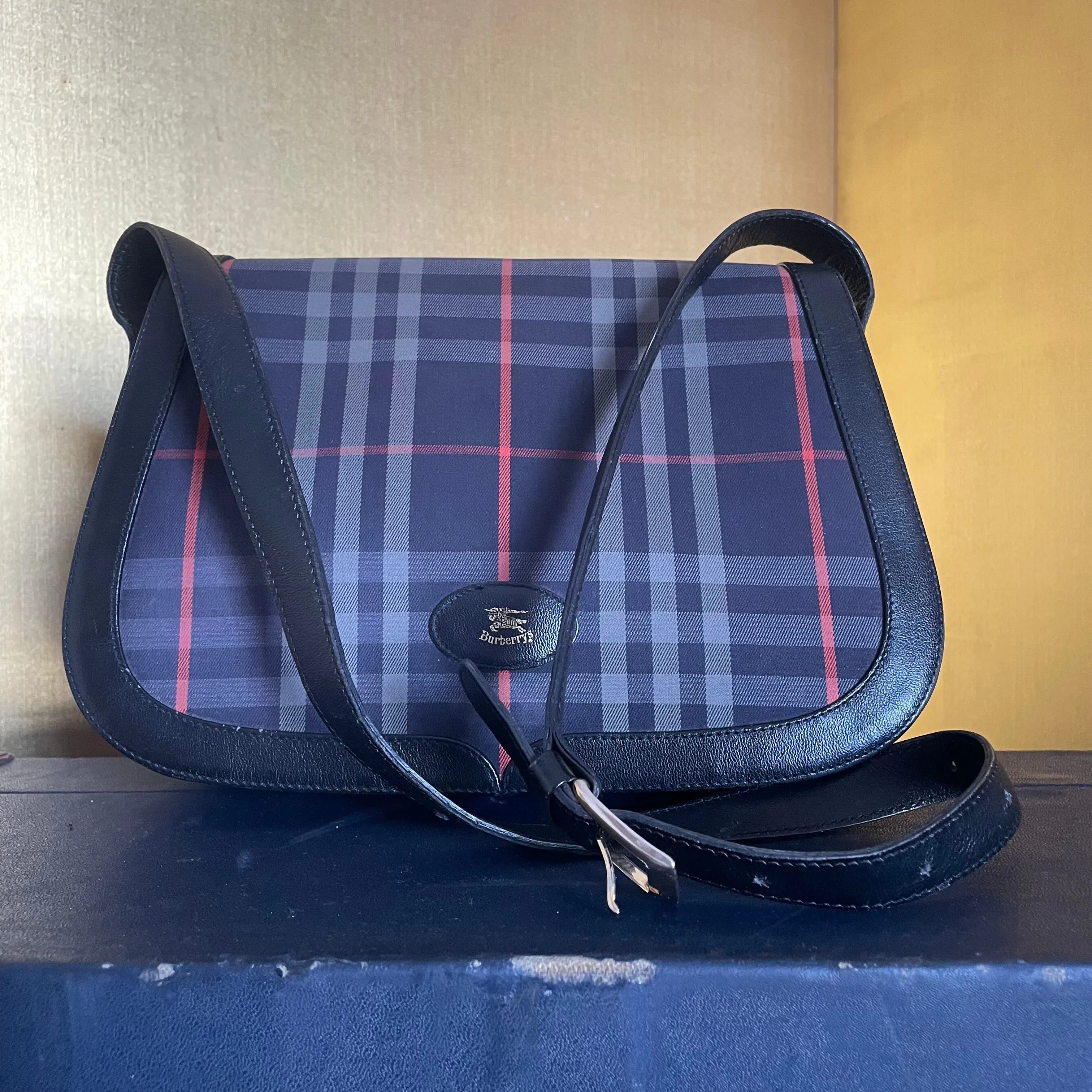 A CLASSIC 1980s BURBERRY’S SHOULDER BAG