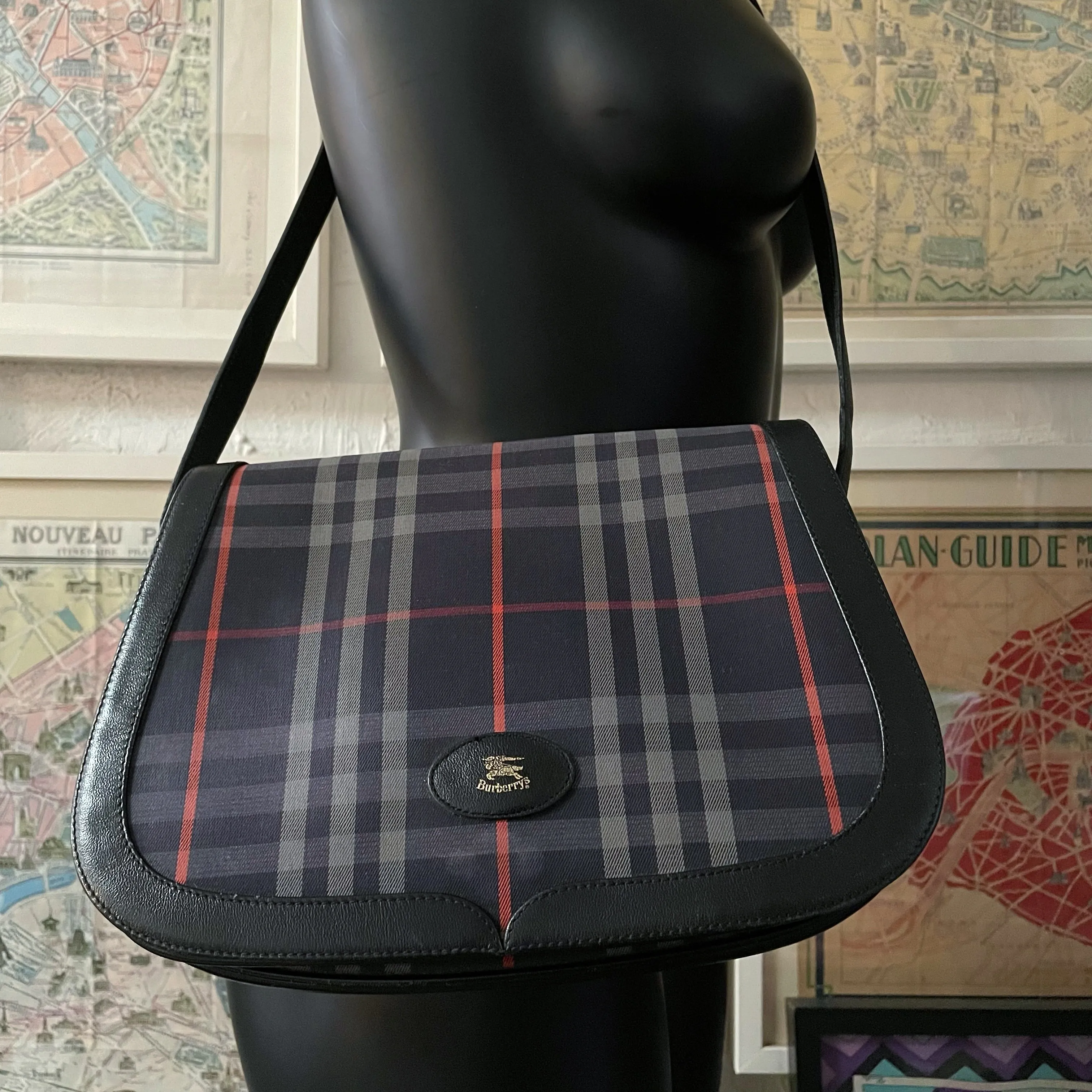 A CLASSIC 1980s BURBERRY’S SHOULDER BAG
