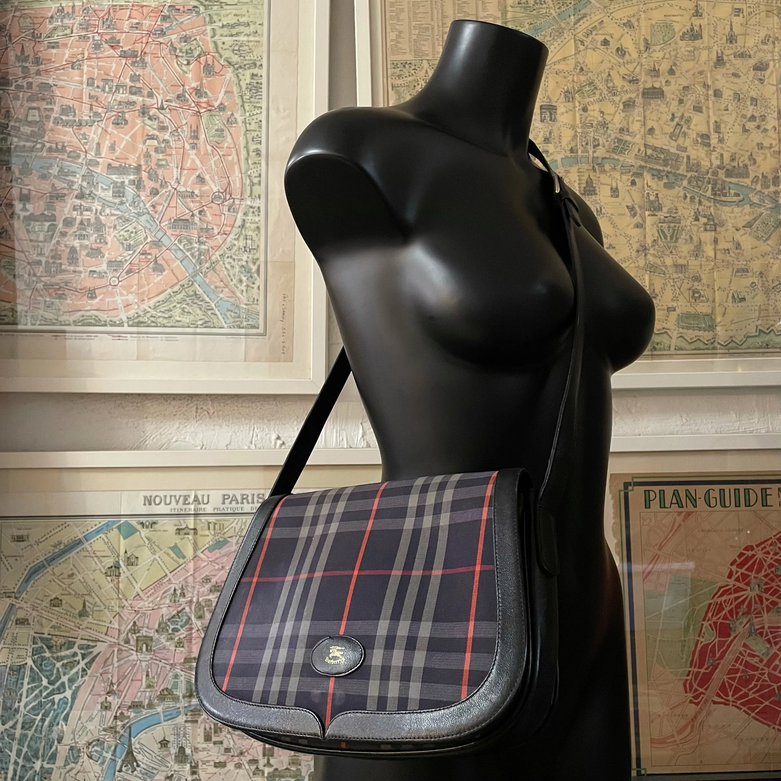 A CLASSIC 1980s BURBERRY’S SHOULDER BAG