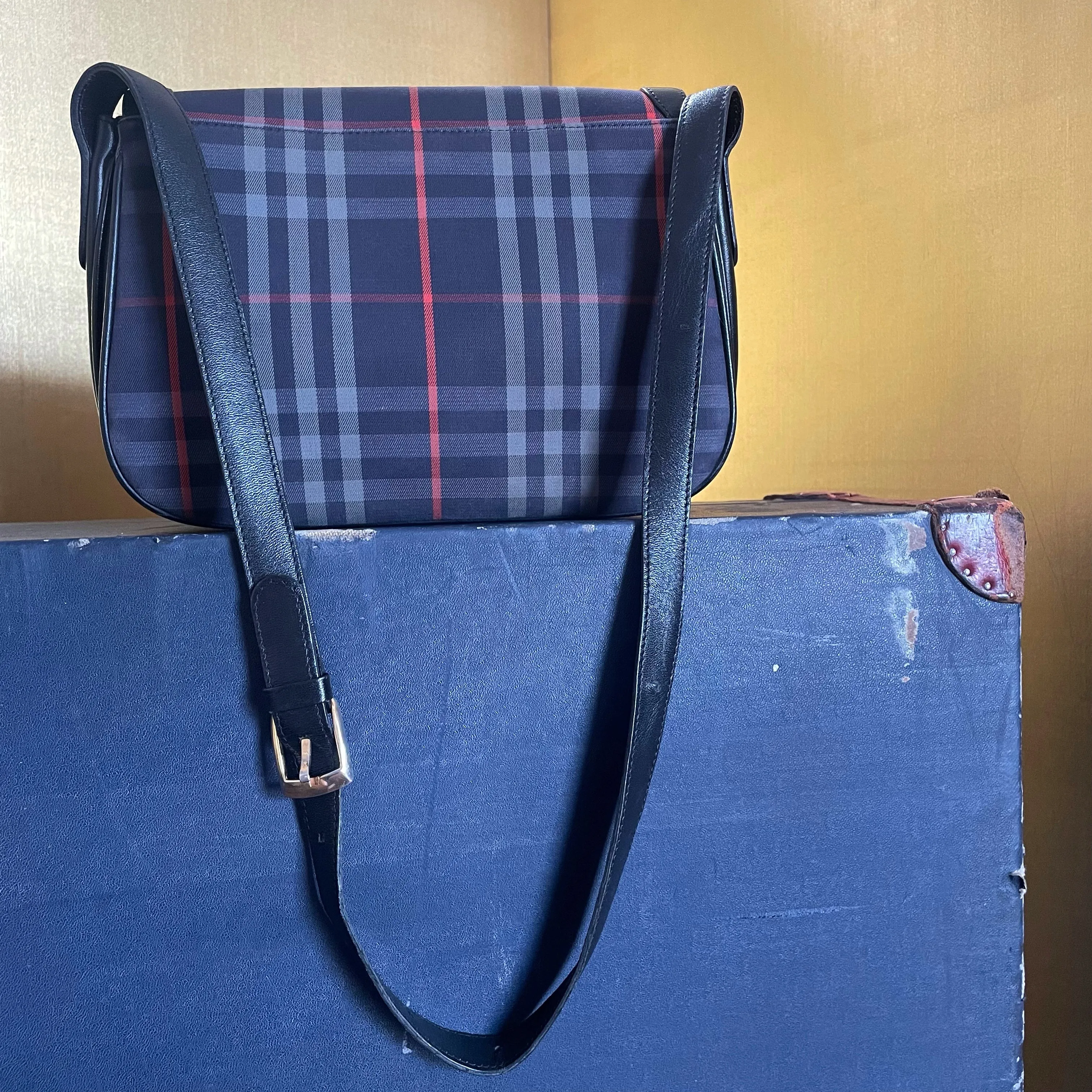 A CLASSIC 1980s BURBERRY’S SHOULDER BAG