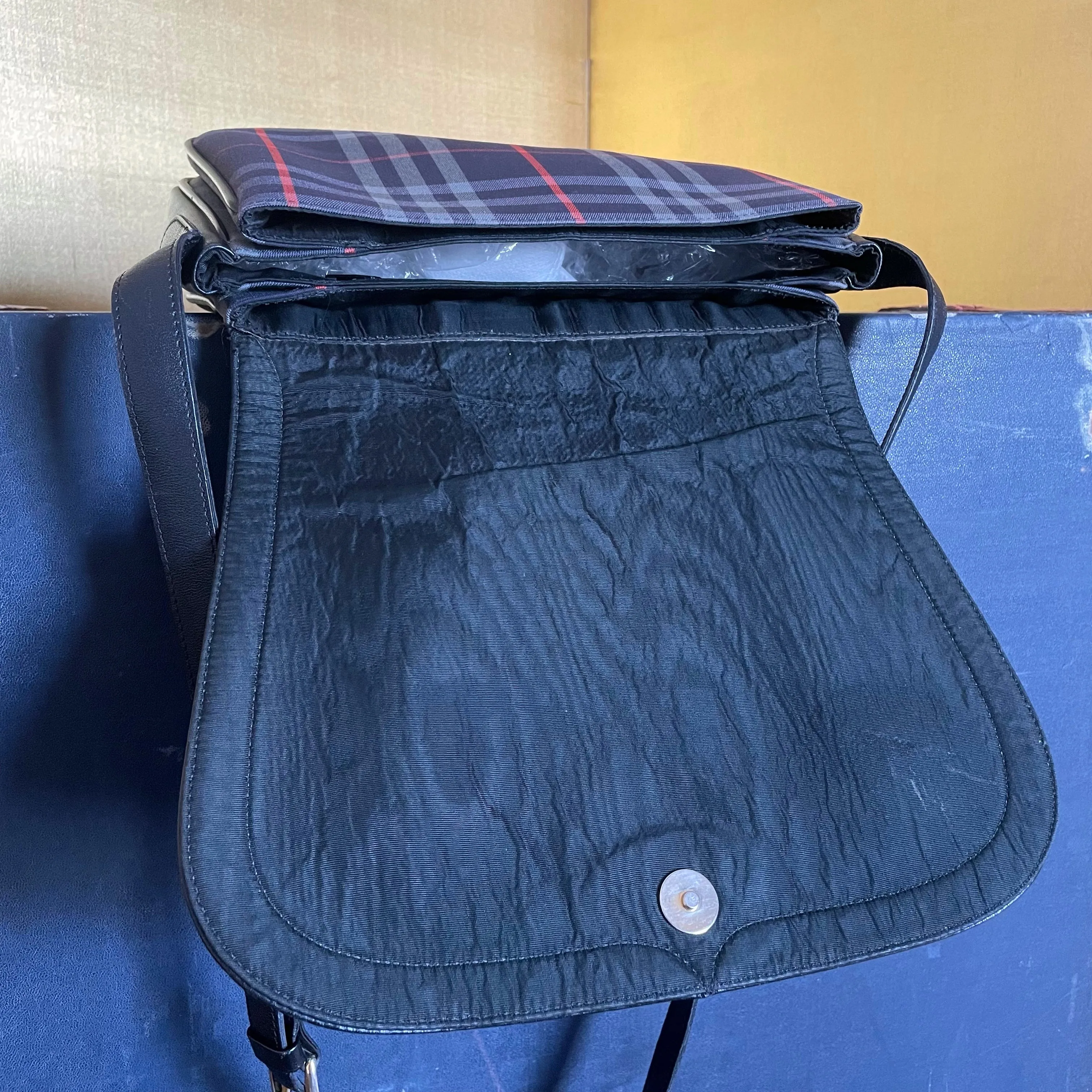 A CLASSIC 1980s BURBERRY’S SHOULDER BAG