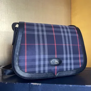 A CLASSIC 1980s BURBERRY’S SHOULDER BAG