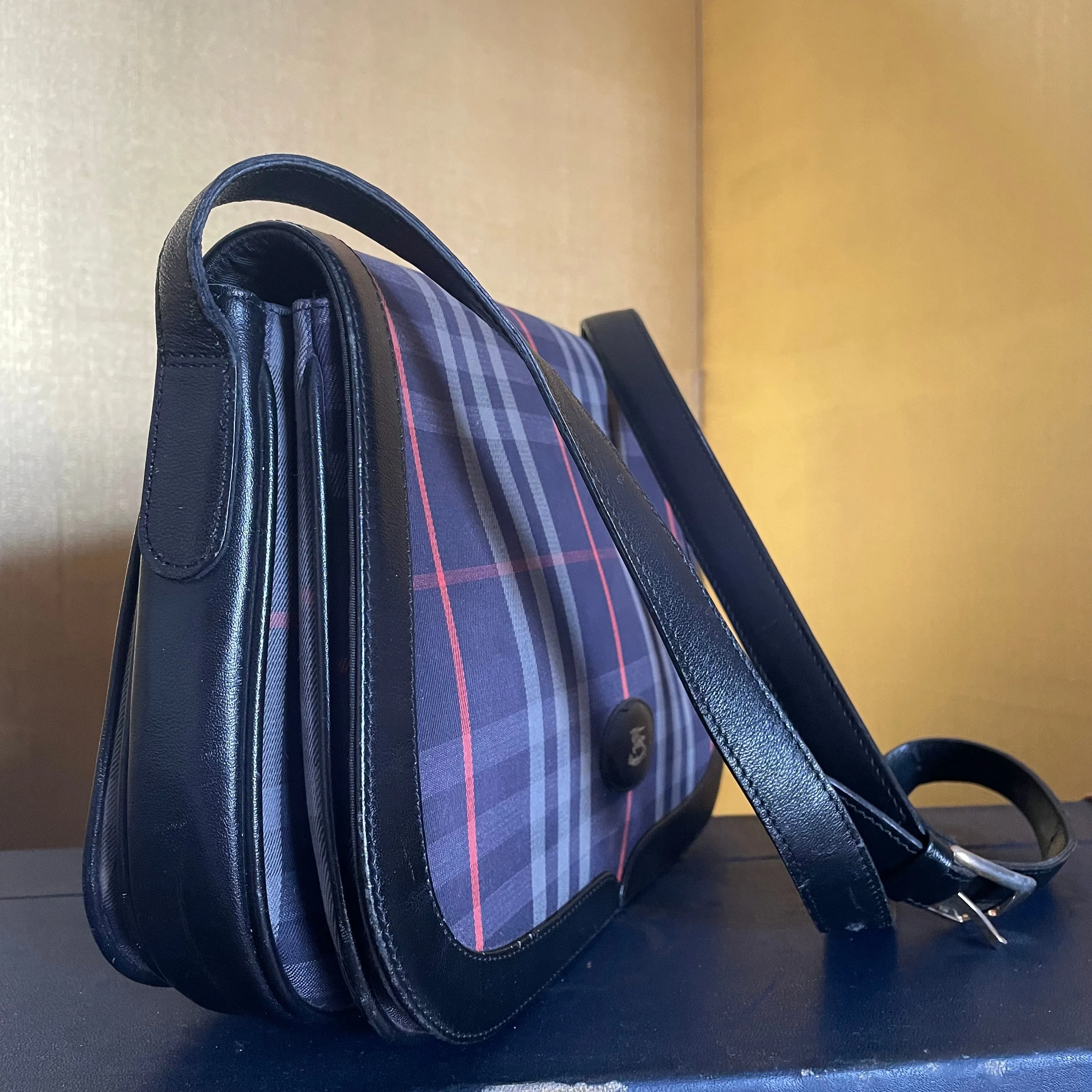 A CLASSIC 1980s BURBERRY’S SHOULDER BAG