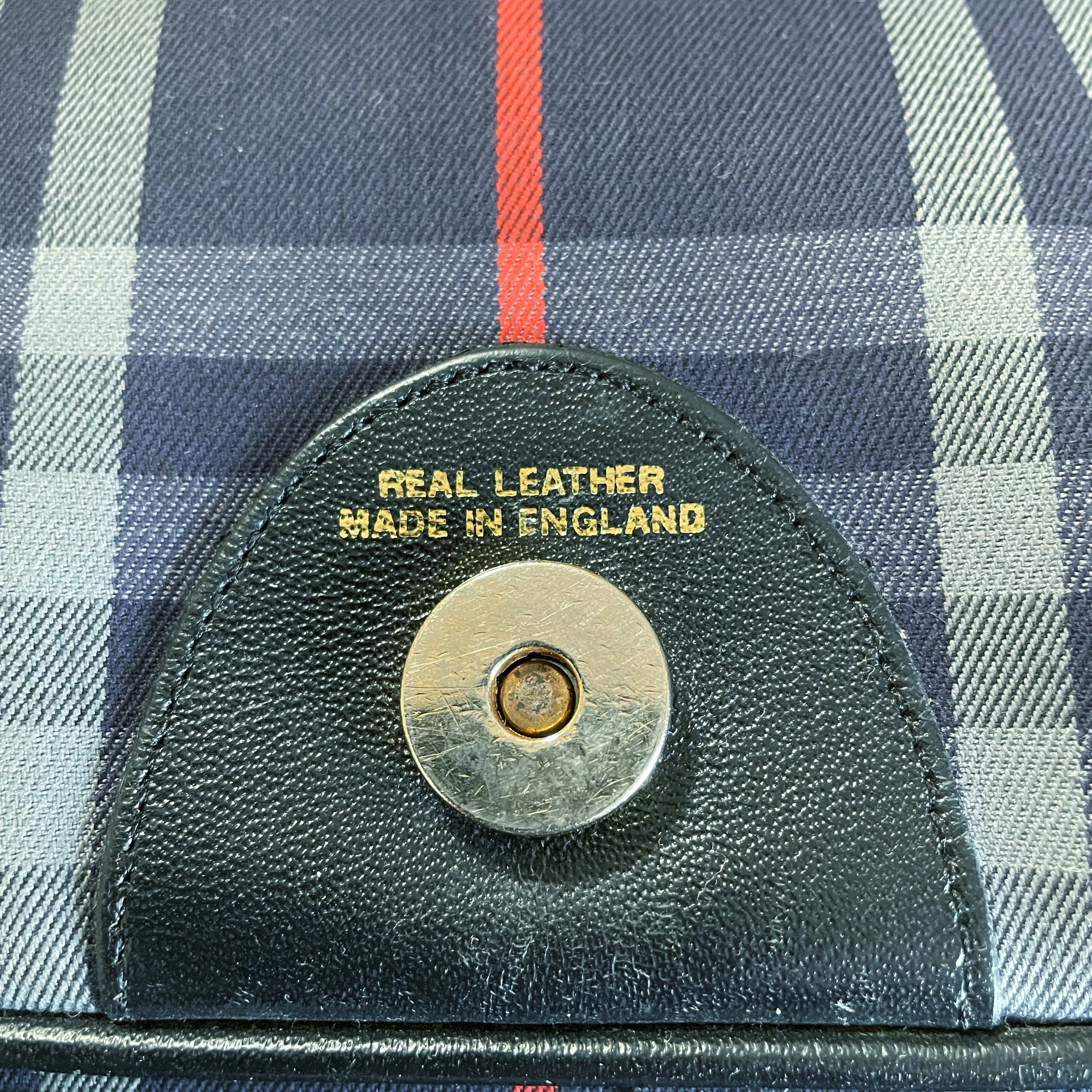 A CLASSIC 1980s BURBERRY’S SHOULDER BAG