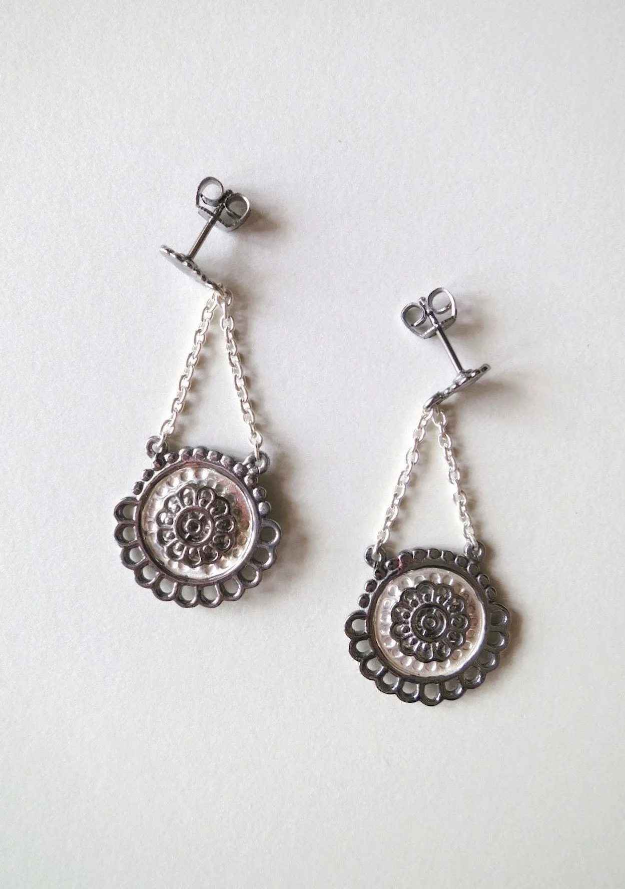 Elegant, dangling chain earrings with black rhodium plated detailing